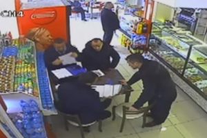 Belediyenin zabıtaları r&uuml;şvet alırken yakalandı