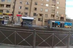 Kadın s&uuml;r&uuml;c&uuml; pedalları karıştırınca...