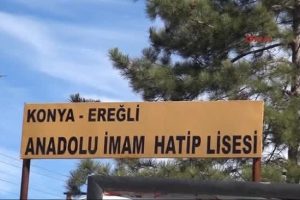 Kız &ouml;ğrencisiyle ilişki iddiası m&uuml;d&uuml;rl&uuml;kten istifa ettirdi