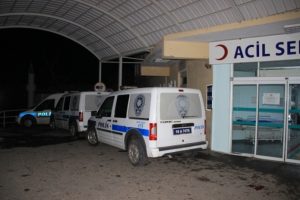 Kız arkadaşıyla kavga eden gen&ccedil; polisi bı&ccedil;akladı