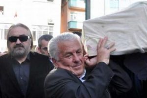 &Uuml;nl&uuml; şarkıcının annesi toprağa verildi...