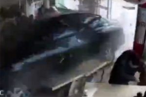 Otomobil restorana daldı!