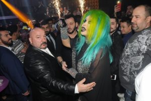 B&uuml;lent Ersoy gece kulub&uuml;ne pide s&ouml;yletti...