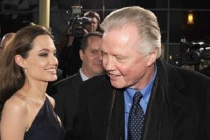 Angelina Jolie'nin babası sahip &ccedil;ıktı...