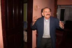Maskeli sayguncular emekliyi d&ouml;verek parasını gasp etti