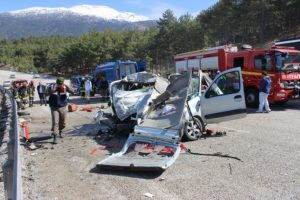 Denizli'de feci kaza: 4 &ouml;l&uuml;