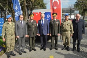 Bursa'dan ter&ouml;rle m&uuml;cadele eden askerlere kestane şekeri