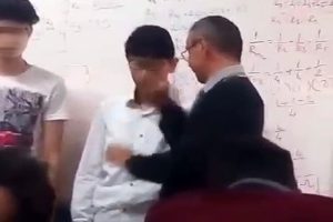 &Ouml;ğretmen şiddeti kamerada!