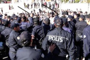 Yazıcıoğlu duruşmasında yol kapatan gruba coplu m&uuml;dahale