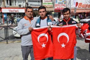 Manisalı şehit i&ccedil;in kentte T&uuml;rk bayrağı dağıtıldı