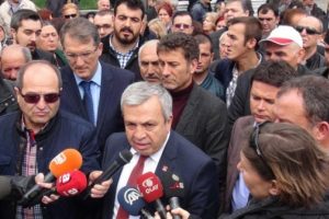 Bursa'da CHP'lilerden h&uuml;k&uuml;mete, 'ter&ouml;r &ouml;rg&uuml;t&uuml;ne yardımdan' su&ccedil; duyurusu
