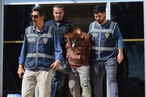 Mezarlıkta teşhircilikten g&ouml;zaltına alındı