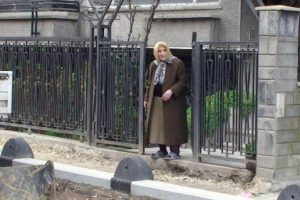 Bah&ccedil;e duvarının yıkımını durduramayınca fenalaştı