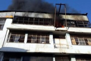 Adana'da ayakkabı imalathanesinde yangın