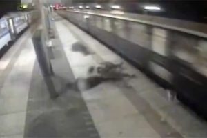 Trenin r&uuml;zgarı gen&ccedil;leri havaya savurdu