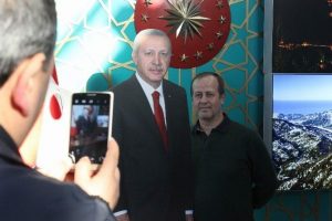 Bursa'da Cumhurbaşkanıyla fotoğraf &ccedil;ekilmek i&ccedil;in sıraya girdiler