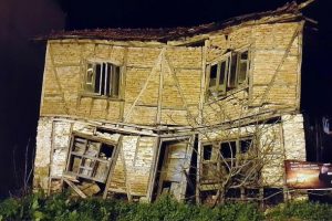 Sakarya'da kullanılmayan eski ev 'taşlanarak' yıkıldı