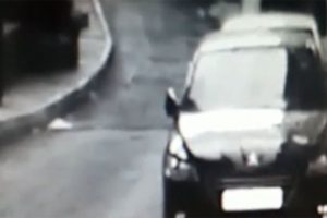 &Ouml;len arkadaşının cesedini s&uuml;r&uuml;kleyerek yola attı