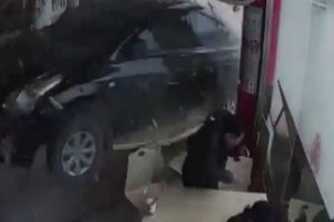 Otomobil restorana daldı!