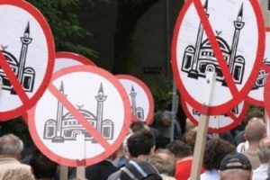 Alman AfD Partisi s&uuml;nnet, ezan ve minarelere yasak istiyor