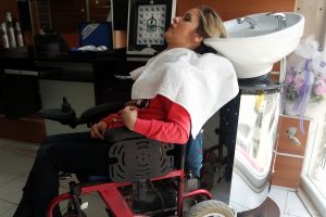 Bursa'da bedensel engelli kadınlara &ouml;zel "sa&ccedil; yıkama &uuml;nitesi"