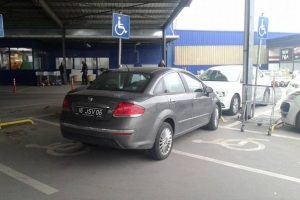 Bursa'da engelli alanına resmi aracını park etti