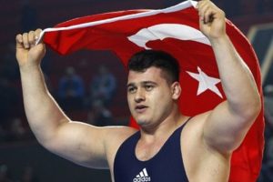 D&uuml;nya şampiyonu Kayaalp, Riga'da hızlı başladı