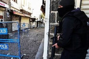 Eve gizlenen PKK'lılarla &ccedil;atışma &ccedil;ıktı!