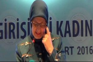 Bakan g&ouml;zyaşlarına boğuldu!