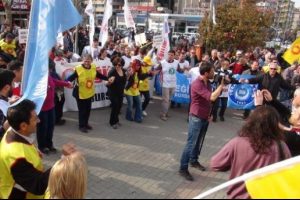 Bursa'da sendikacılara verilen cezaya t&uuml;rk&uuml;l&uuml; ve halaylı protesto