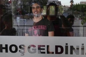 Sınava gireceği salonu g&ouml;rmek i&ccedil;in geldiği okulda kilitli kaldı