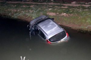 Otomobiliyle kanala u&ccedil;tu