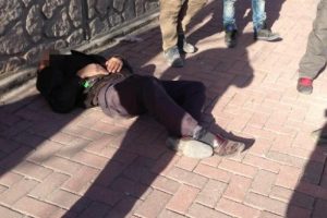 Yolda y&uuml;r&uuml;yen kadına sarılıp yere yatırıp taciz ettiği iddiası