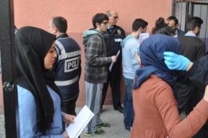 YGS'ye giren &ouml;ğrencilerin aileleri bah&ccedil;ede Kuran okudu