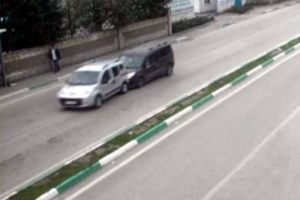 Bursa'da &ccedil;&ouml;p kamyonu ile &ccedil;arpışan aracın altında kaldı!