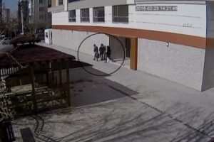&Ouml;nce kameraya ardından polise yakalandılar