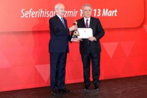 Kılı&ccedil;daroğlu CHP'li belediyelere &ouml;d&uuml;l verdi