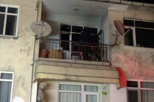 Sobayı benzinle yakmak isterken kendini ve evi yaktı
