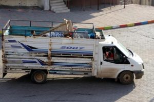 Otomobilin &ccedil;arptığı motosiklet s&uuml;r&uuml;c&uuml;s&uuml; yaralandı