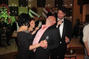 Orkestraya kızan Hakan Taşıyan sahneyi terk etti