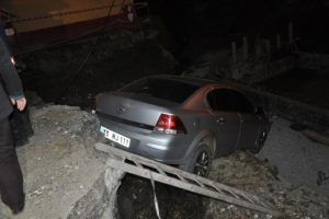 Uyarı levhalarını fark etmedi, &ccedil;ukura u&ccedil;tu: 2 yaralı