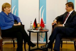 Davutoğlu'ndan Merkel'le s&uuml;rpriz g&ouml;r&uuml;şme