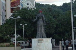 Brezilyalı sanat&ccedil;ı protesto i&ccedil;in heykellerin g&ouml;zlerini bağladı