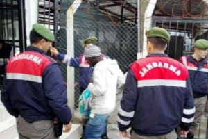 Ayvacık'ta yakalanan m&uuml;lteciler, 12 farklı &uuml;lkeden &ccedil;ıktı