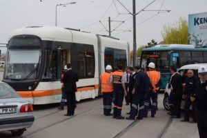 Tramvay belediye otob&uuml;s&uuml;yle &ccedil;arpıştı
