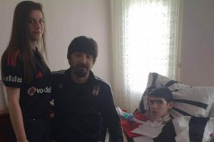 Tolga Zengin, gen&ccedil; taraftarı evinde ziyaret etti