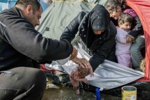 &Ccedil;amur deryasında doğan m&uuml;lteci bebeğin fotoğrafı d&uuml;nyayı sarstı