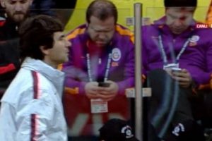 Galatasray taraftarı teknik ekibin g&ouml;r&uuml;nt&uuml;s&uuml;ne &ccedil;ok kızdı