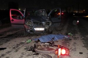Motosiklet ile otomobil &ccedil;arpıştı: 1 &ouml;l&uuml;, 2 yaralı