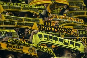 Dortmund taraftarı 80 yaşındaki adam trib&uuml;nde kalp krizi ge&ccedil;irdi ve &ouml;ld&uuml;